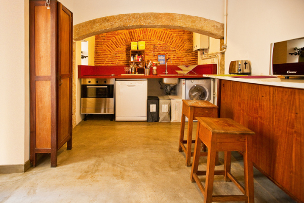 kitchen lisbon calling hostel