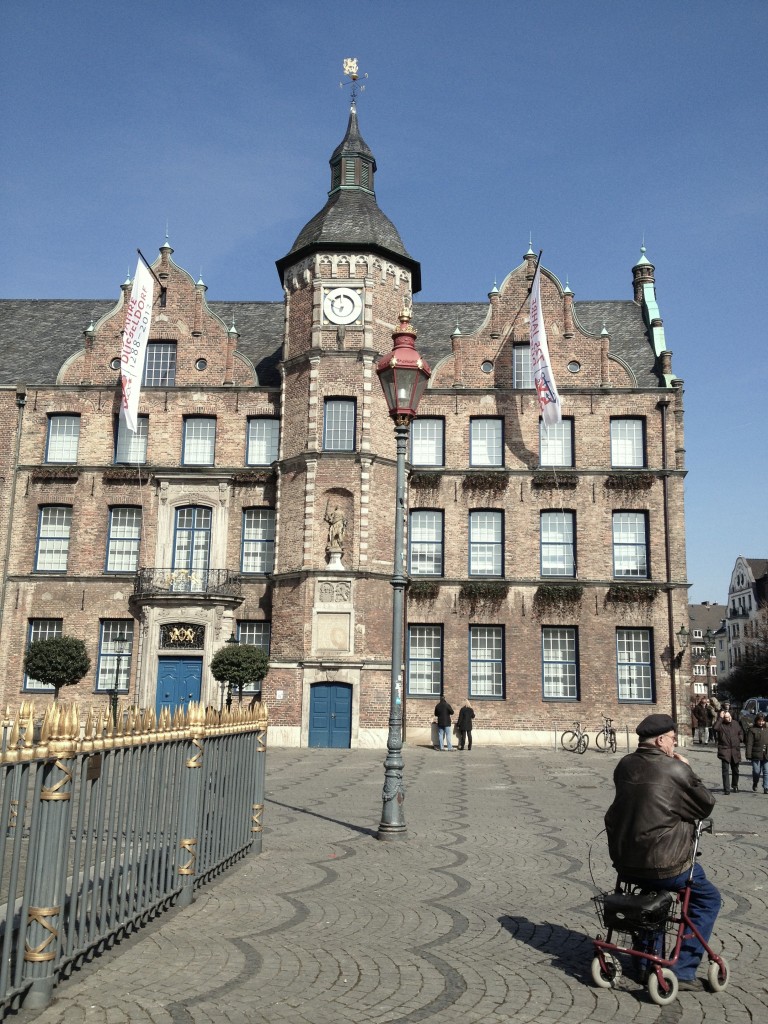Dusselfdorf, Altstadt, on a Sunday afternoon.