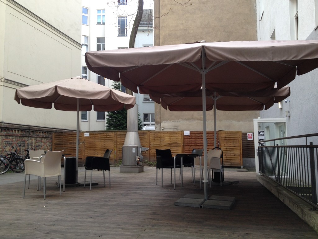 Outdoor chill out space, Meininger Hotels Mitte Berlin