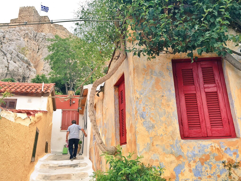 Day 2: Wondered the colourful streets of Anafiotika in the morning. Blissfully quiet and devoid of tourists, yet tucked right at the foot of the Acropolis. 