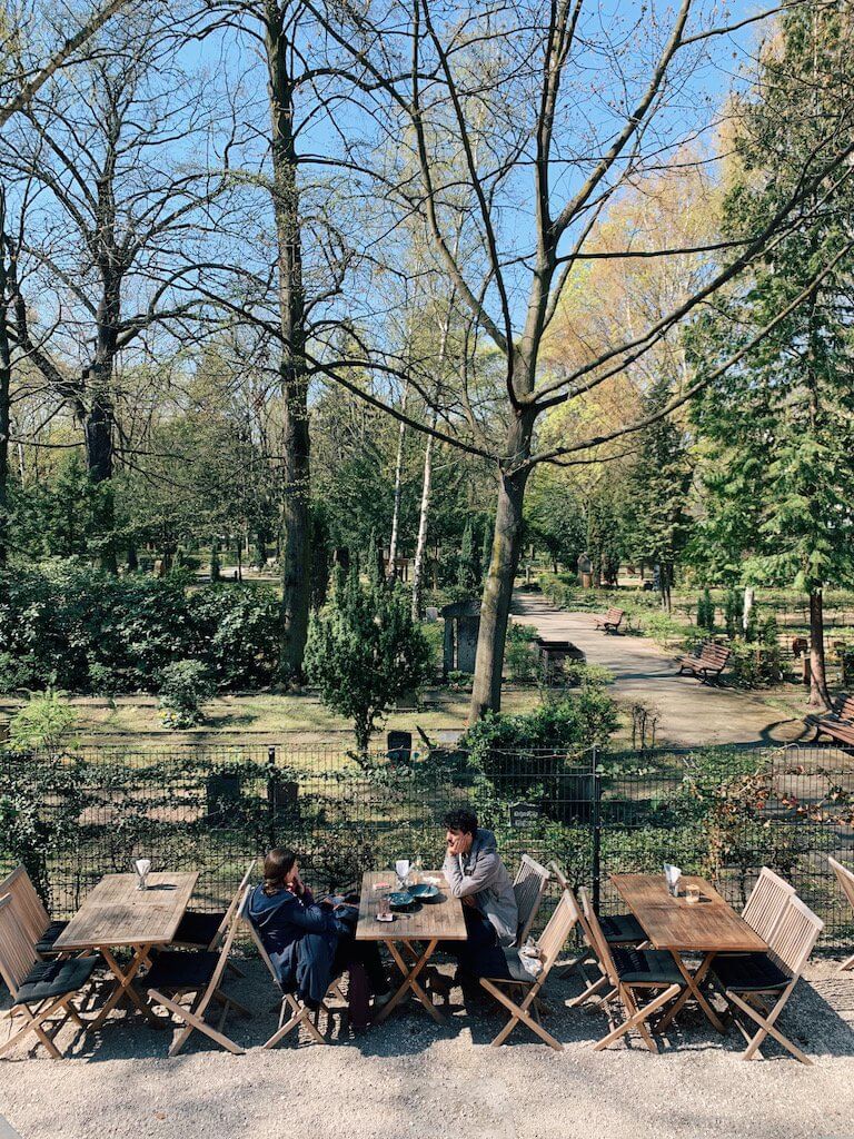 unusual-things-to-do-Berlin-lunch-in-a-cemetery.