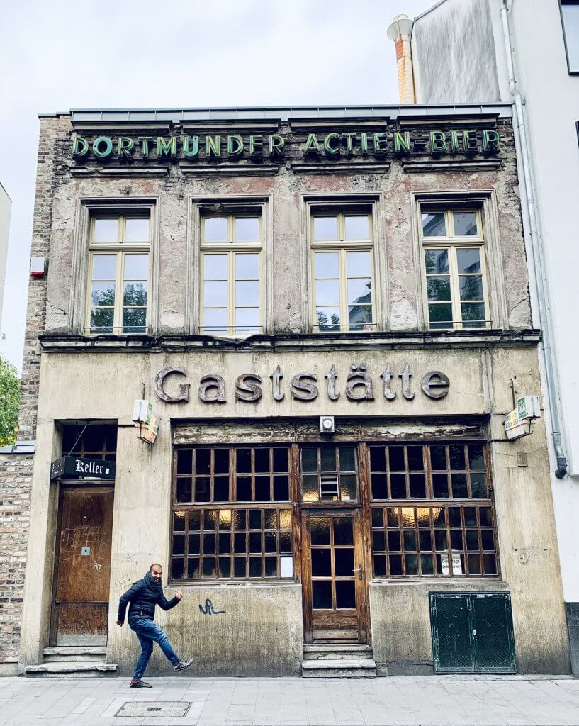 Kash doing his thing in front of Gaststatte Lommerzheim